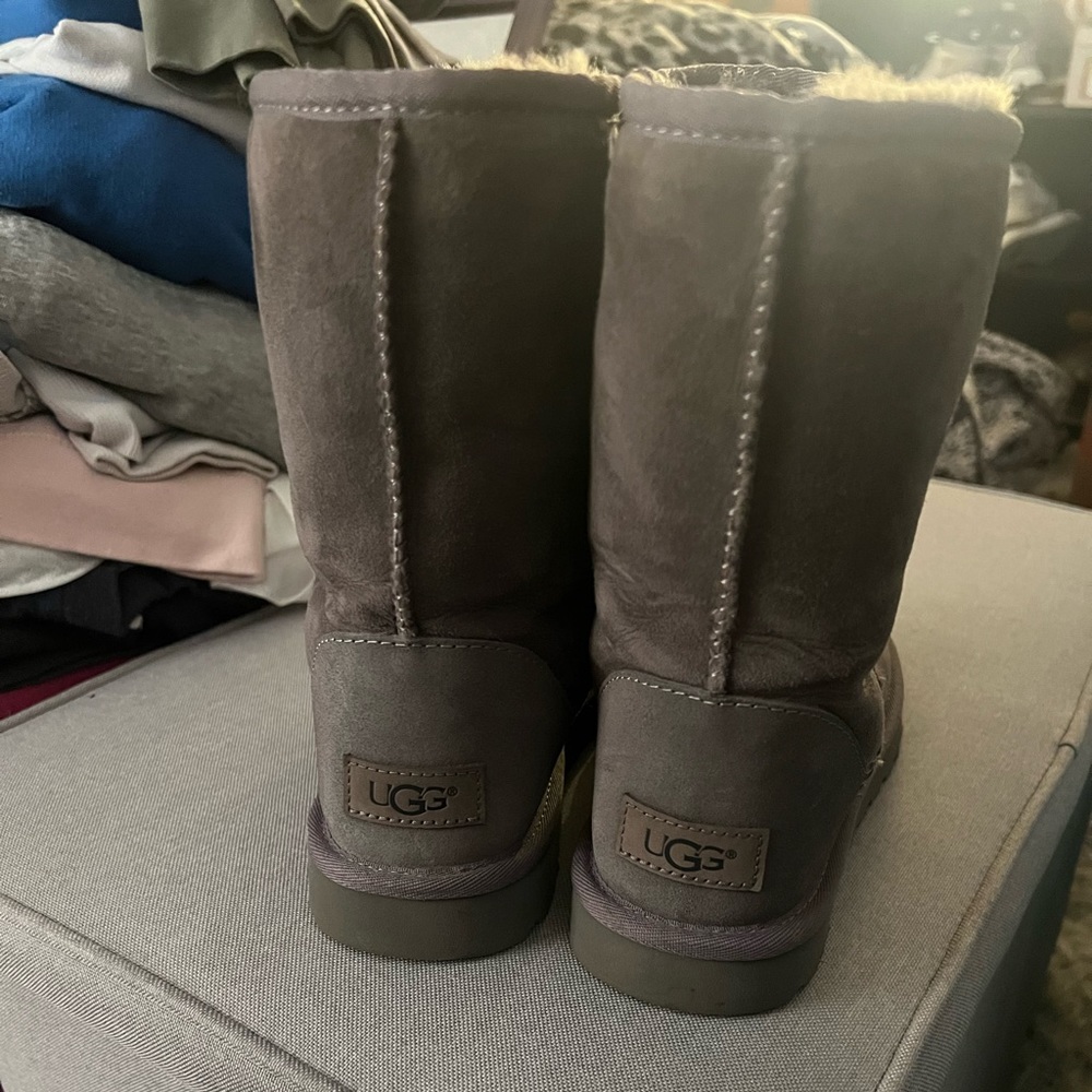 UGGS - Picture 5 of 8